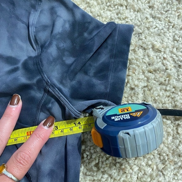 lululemon Women’s Align T-Shirt V Neck Tie Dye Size 4 Crop Top Activewear - Picture 5 of 6